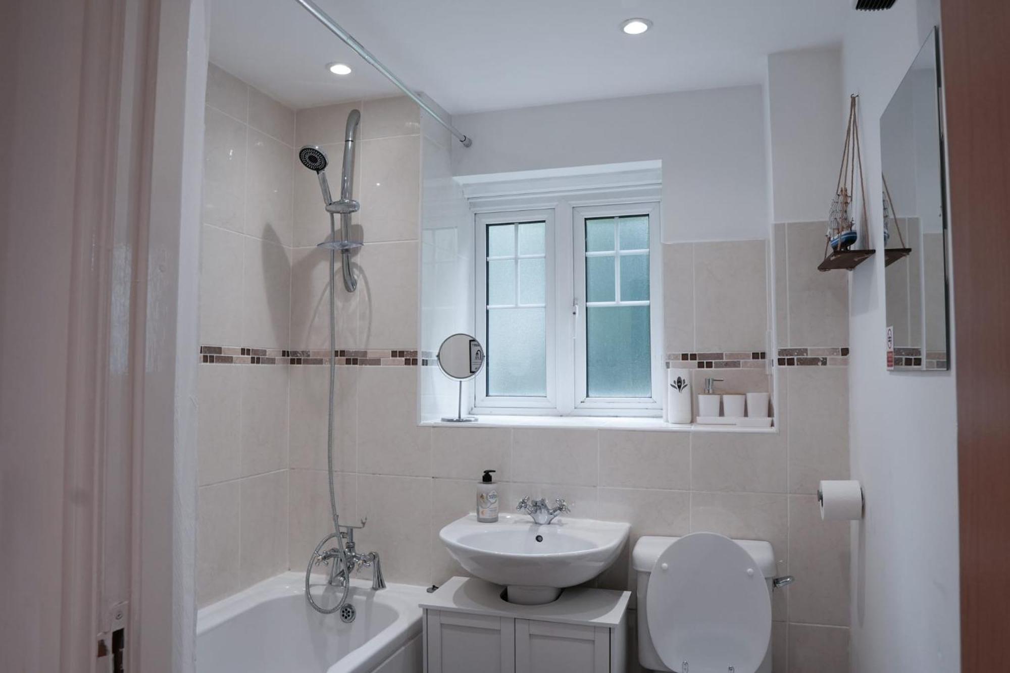 Whole 2-Bed Apartment - Contractors, Professionals, Ulez Free, Free Parking, B'Ham City 10Mins Birmingham Exterior foto